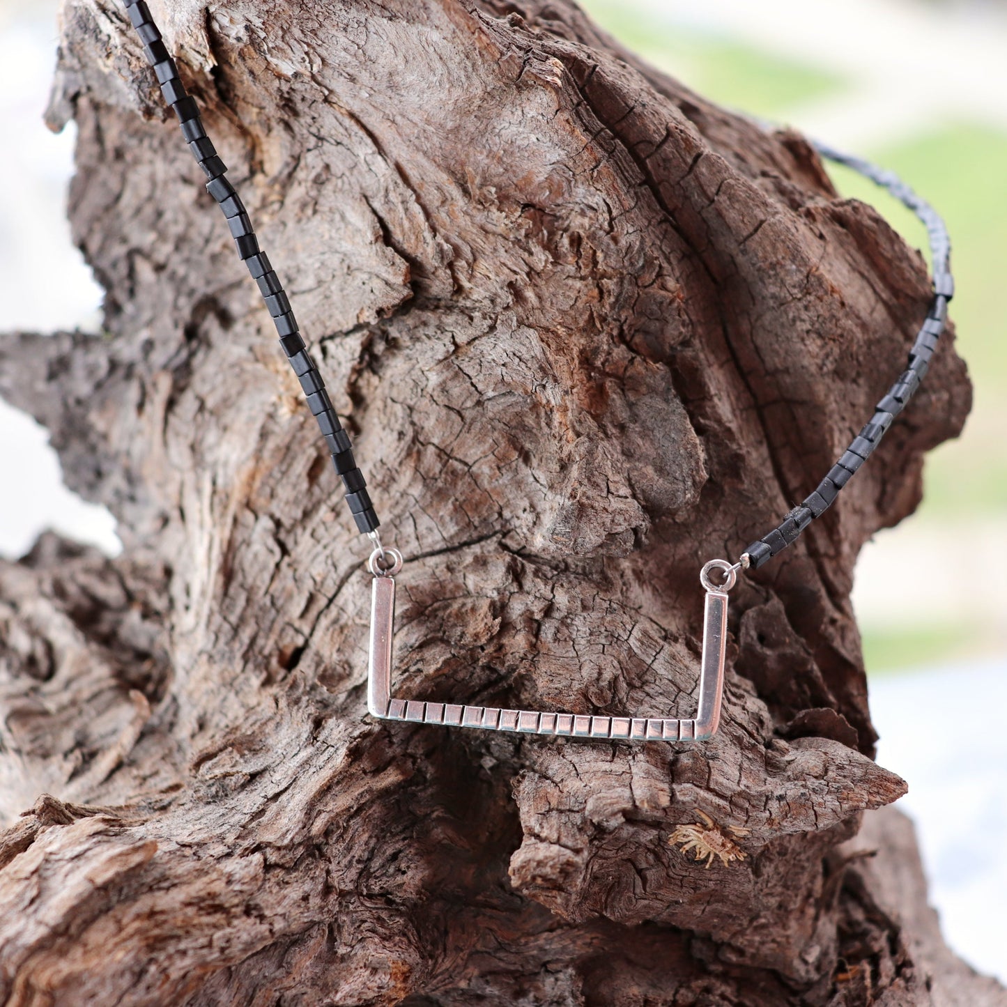 What are we keeping in Line / ogrlica / Between the lines