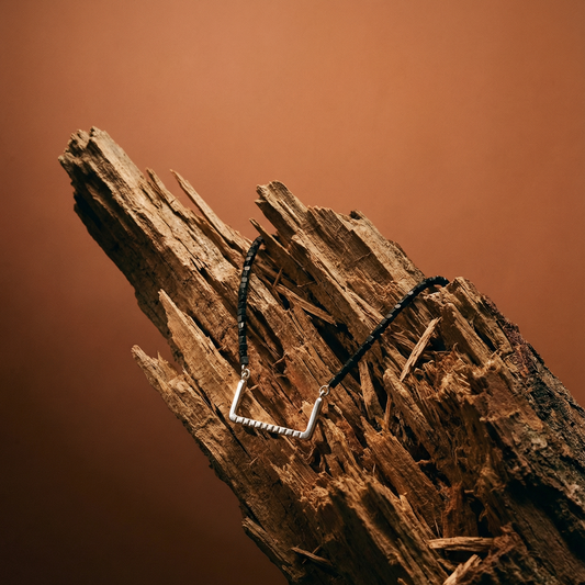 What are we keeping in Line / ogrlica / Between the lines