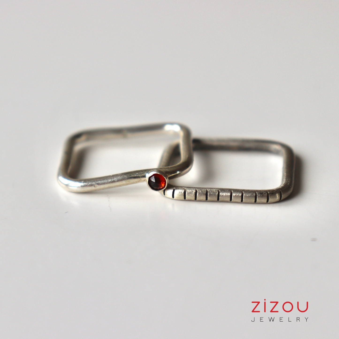 2U1 granat / square/ prsten