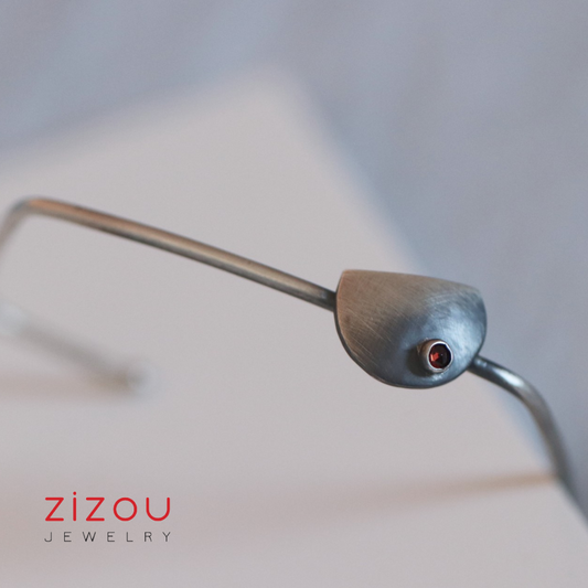 The Moon / granat / narukvica