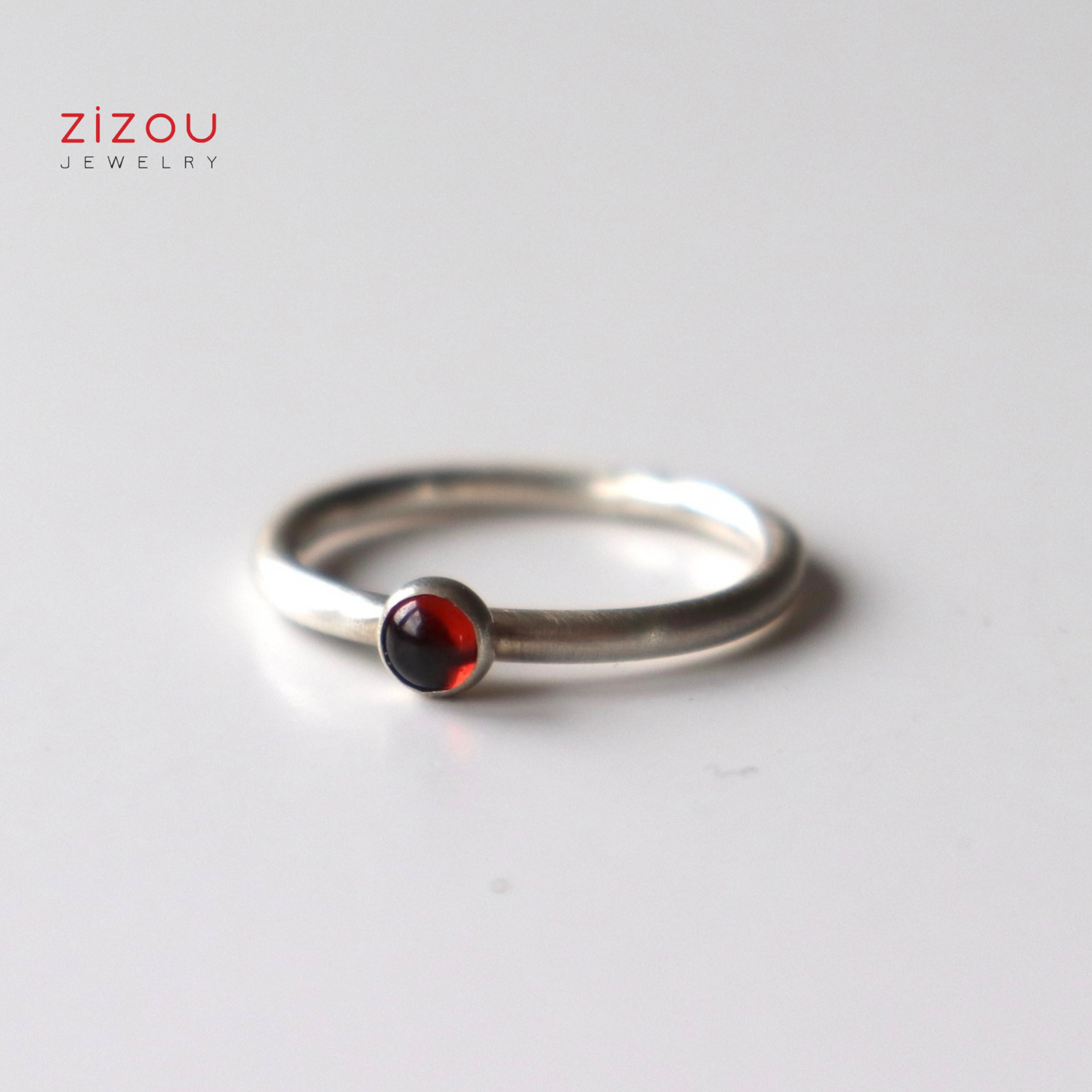 Minimal / granat / round / prsten