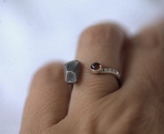 Stripes & Stones / granat / prsten