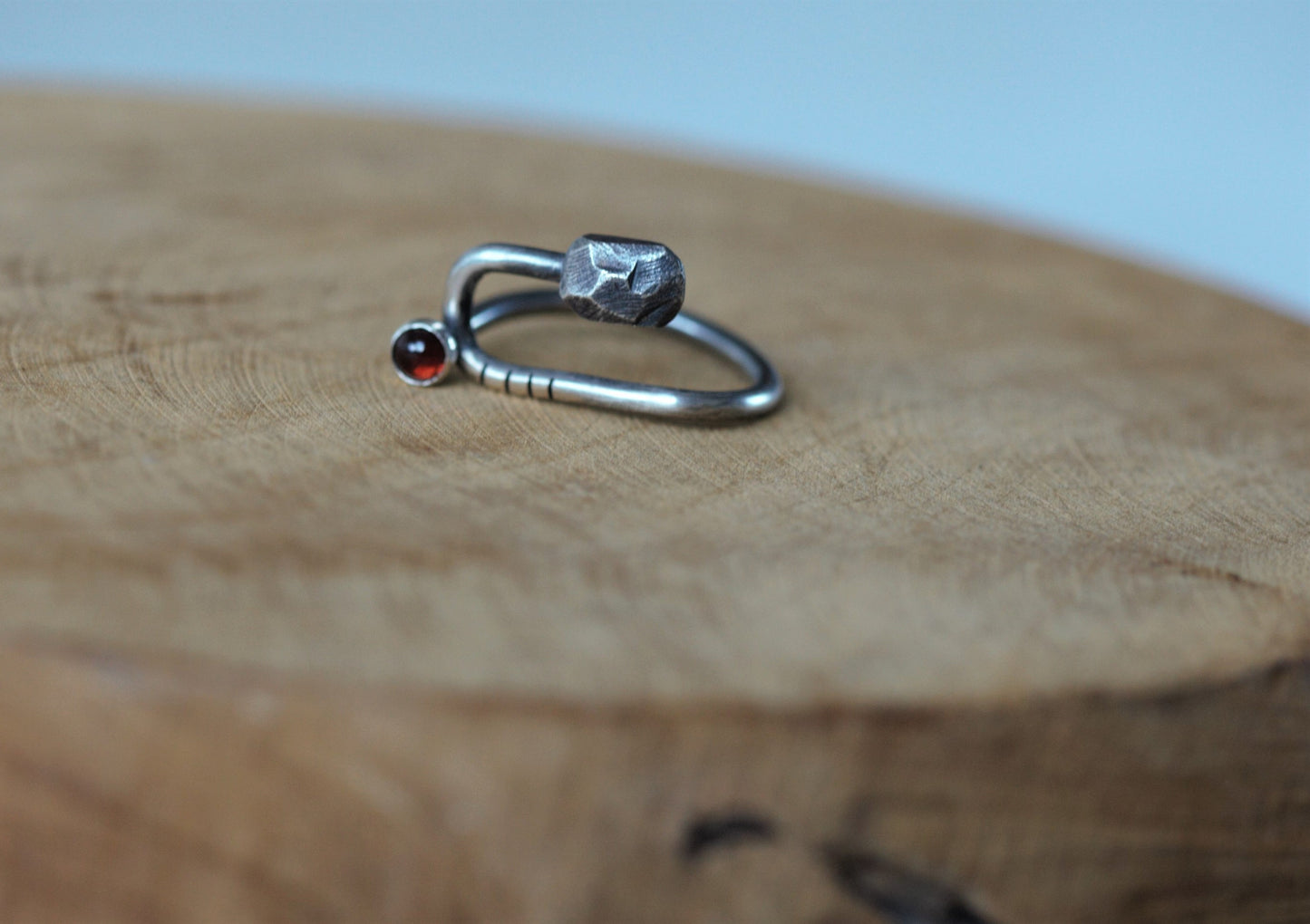 Stripes & Stones U / granat / prsten