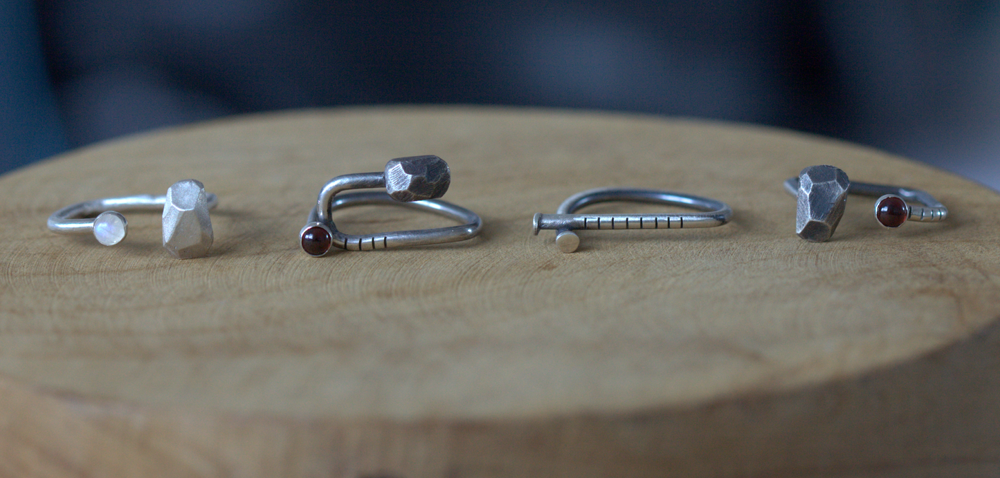 Stripes & Stones / granat / prsten