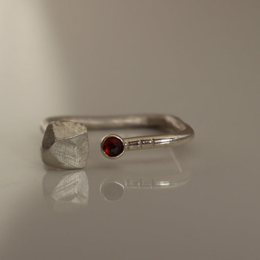 Stripes & Stones M / granat / prsten