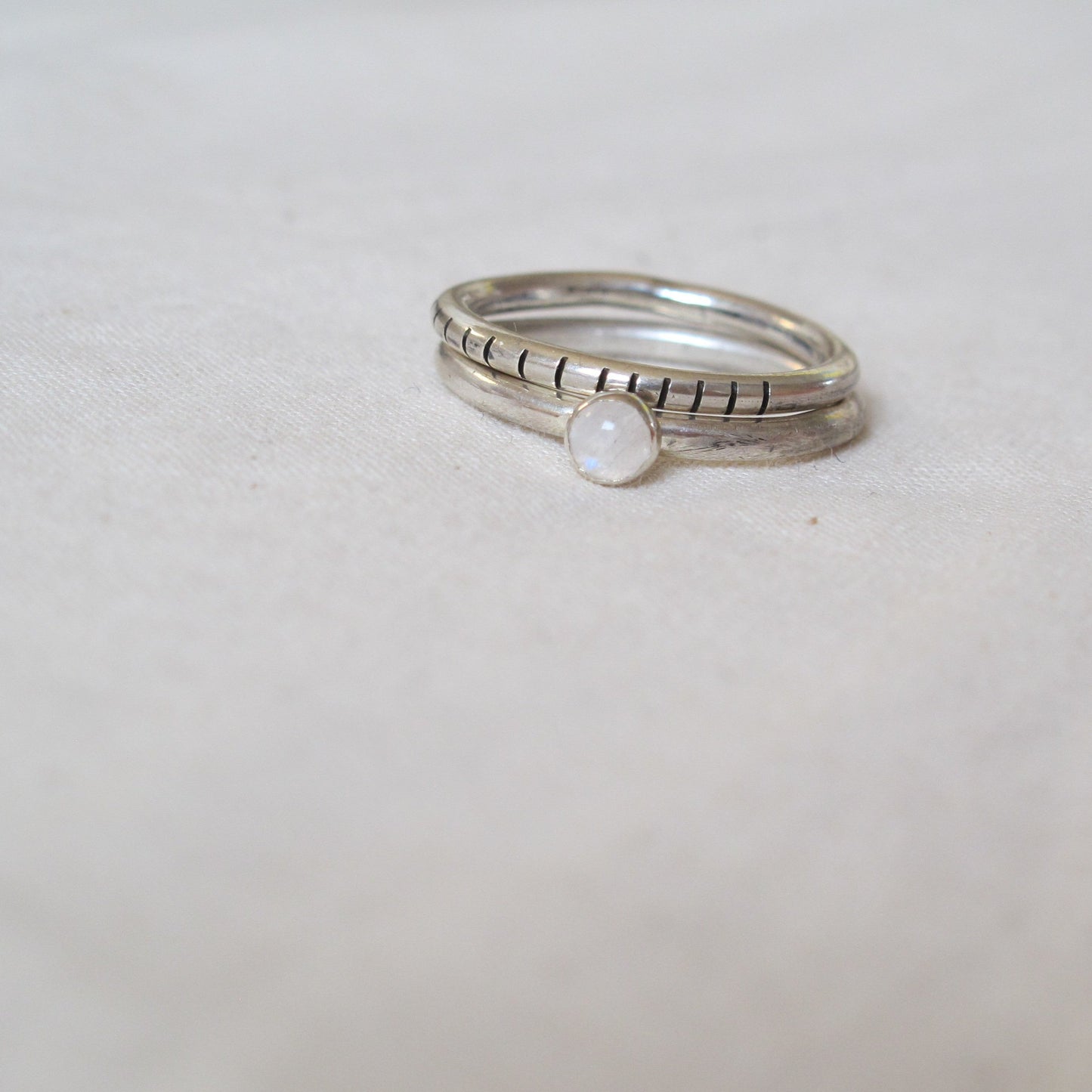 2U1 moonstone / round / prsten