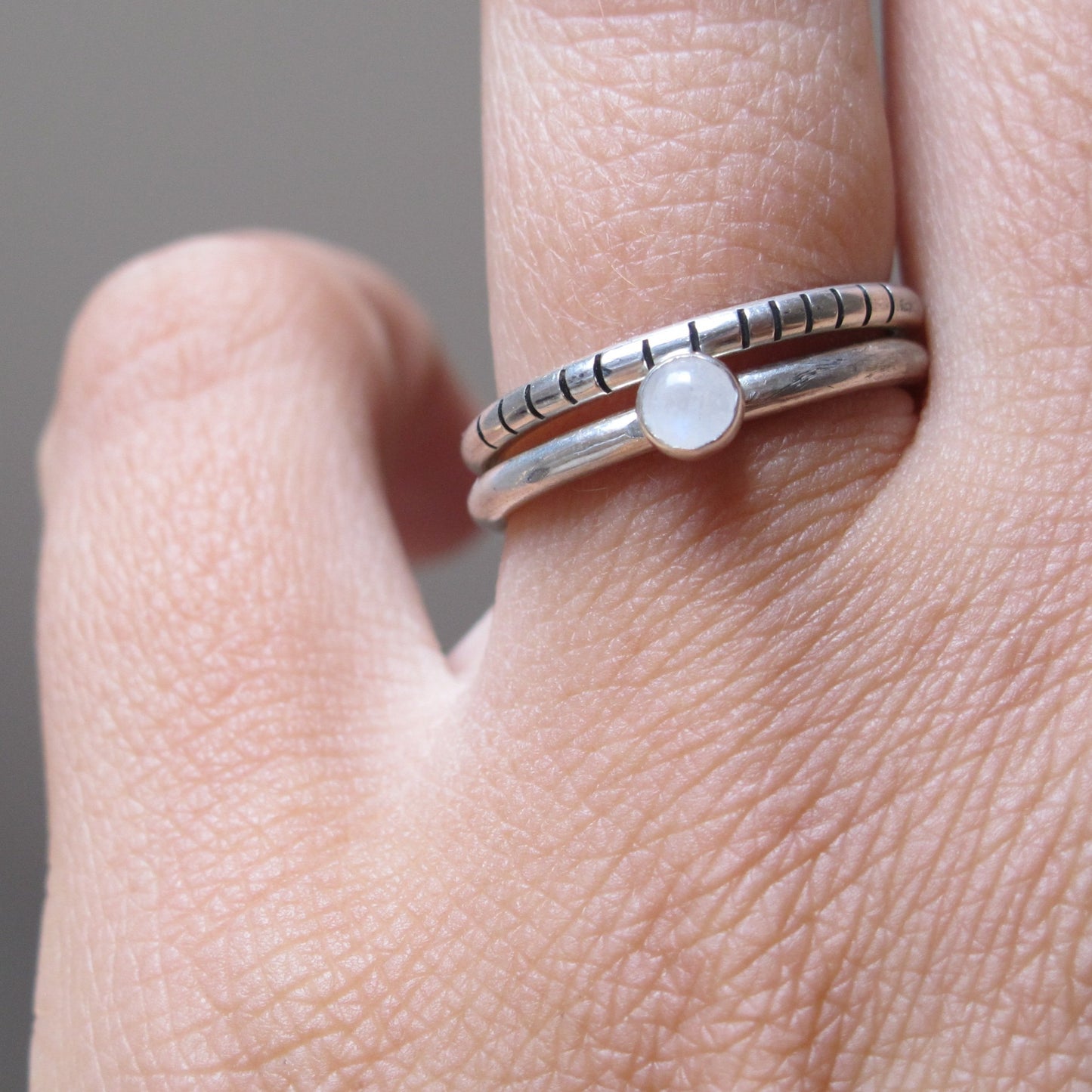 2U1 moonstone / round / prsten