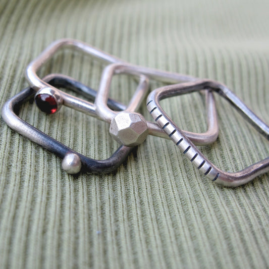 4U1 granat II / quadrato / prsten