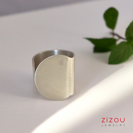 On the Moon / prsten