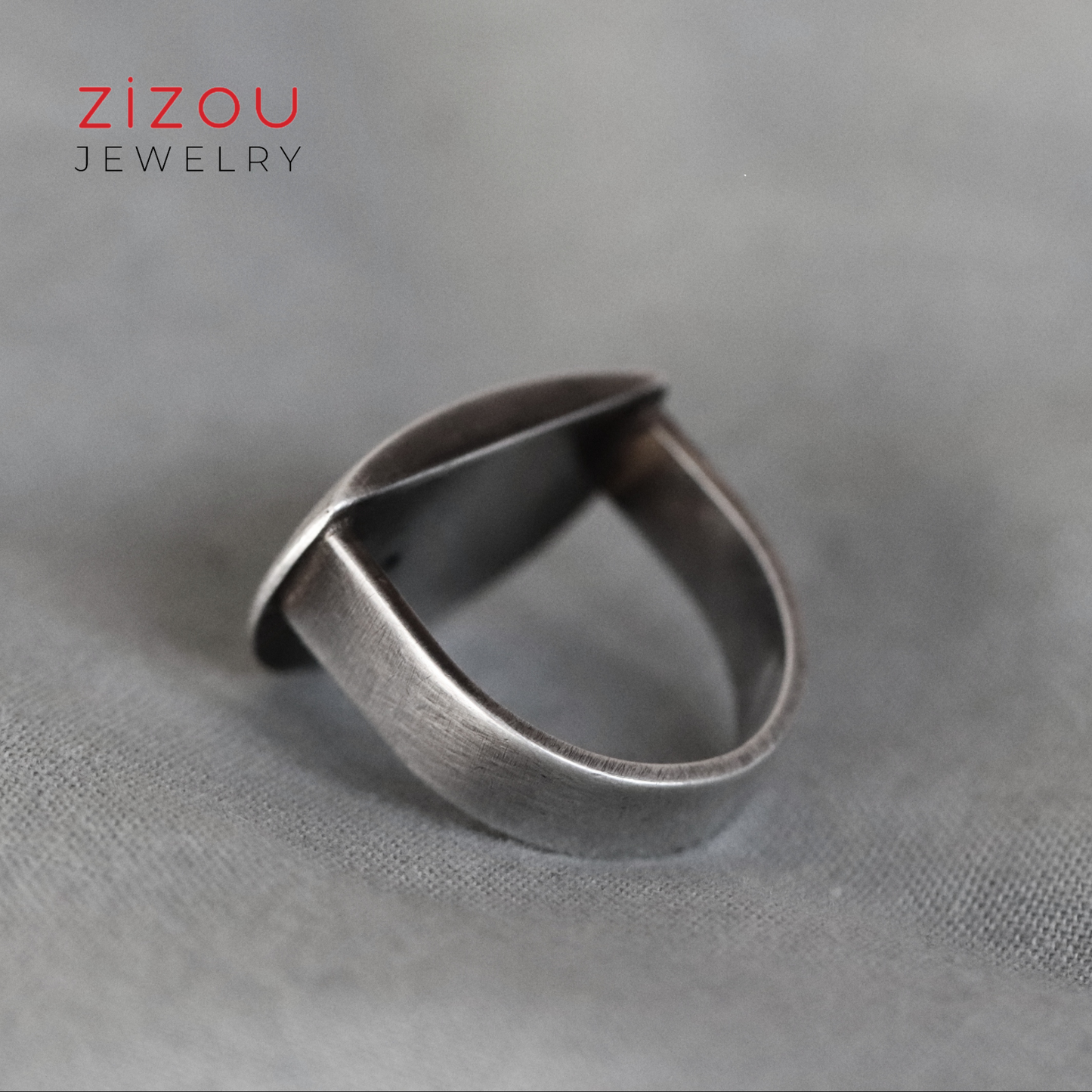 The Moon / Black spinel / prsten