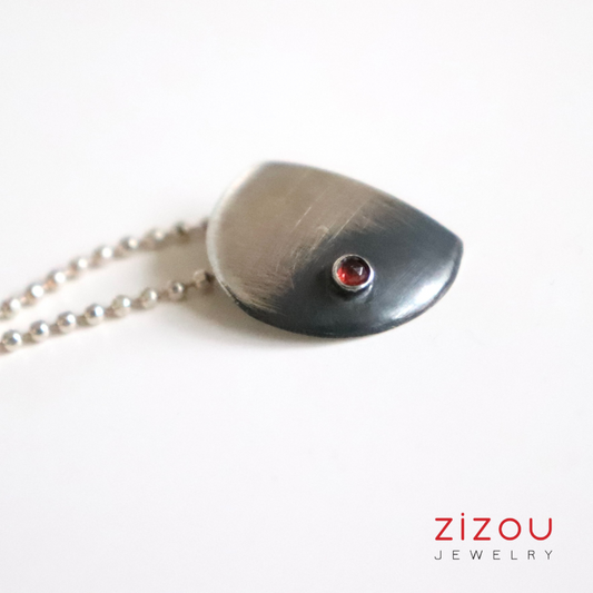 The Moon / granat / ogrlica