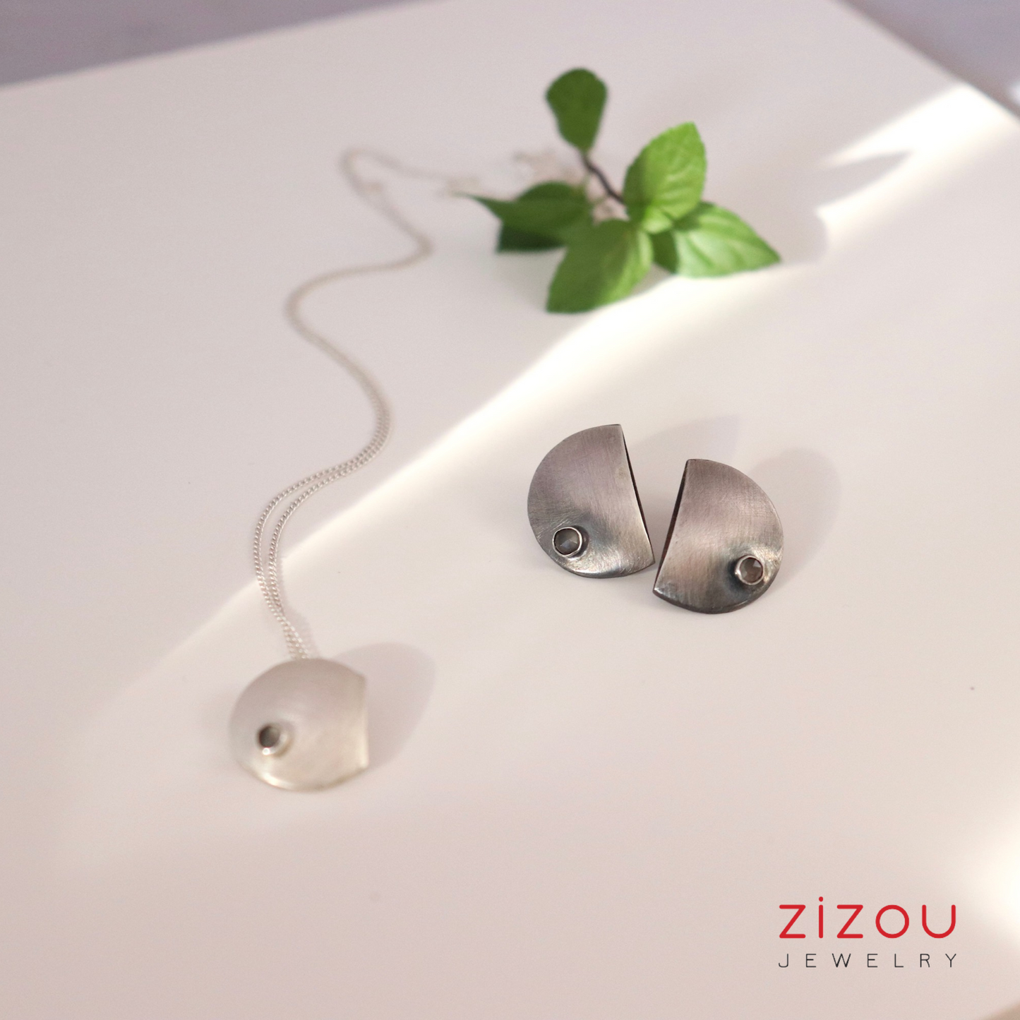 Full Moon / moonstone grey / ogrlica