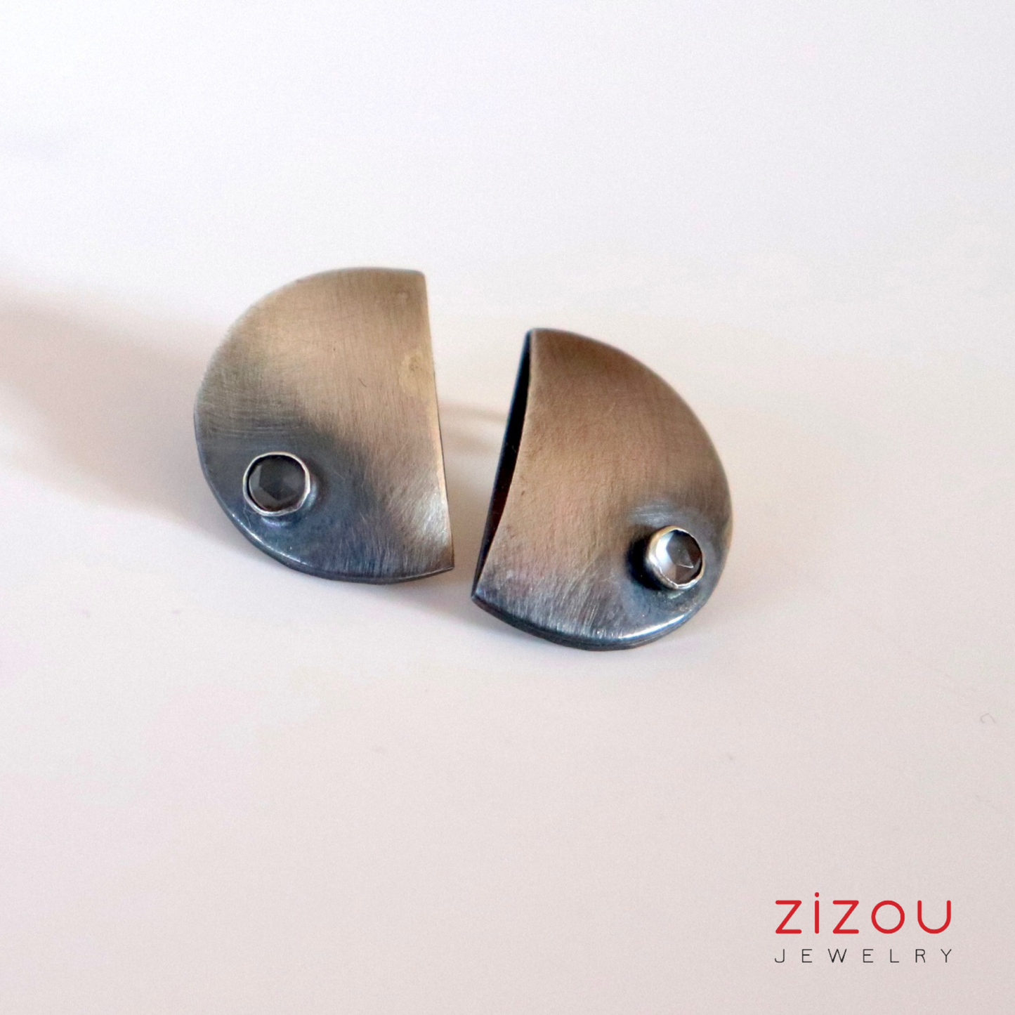 The Moon / moonstone grey / naušnice