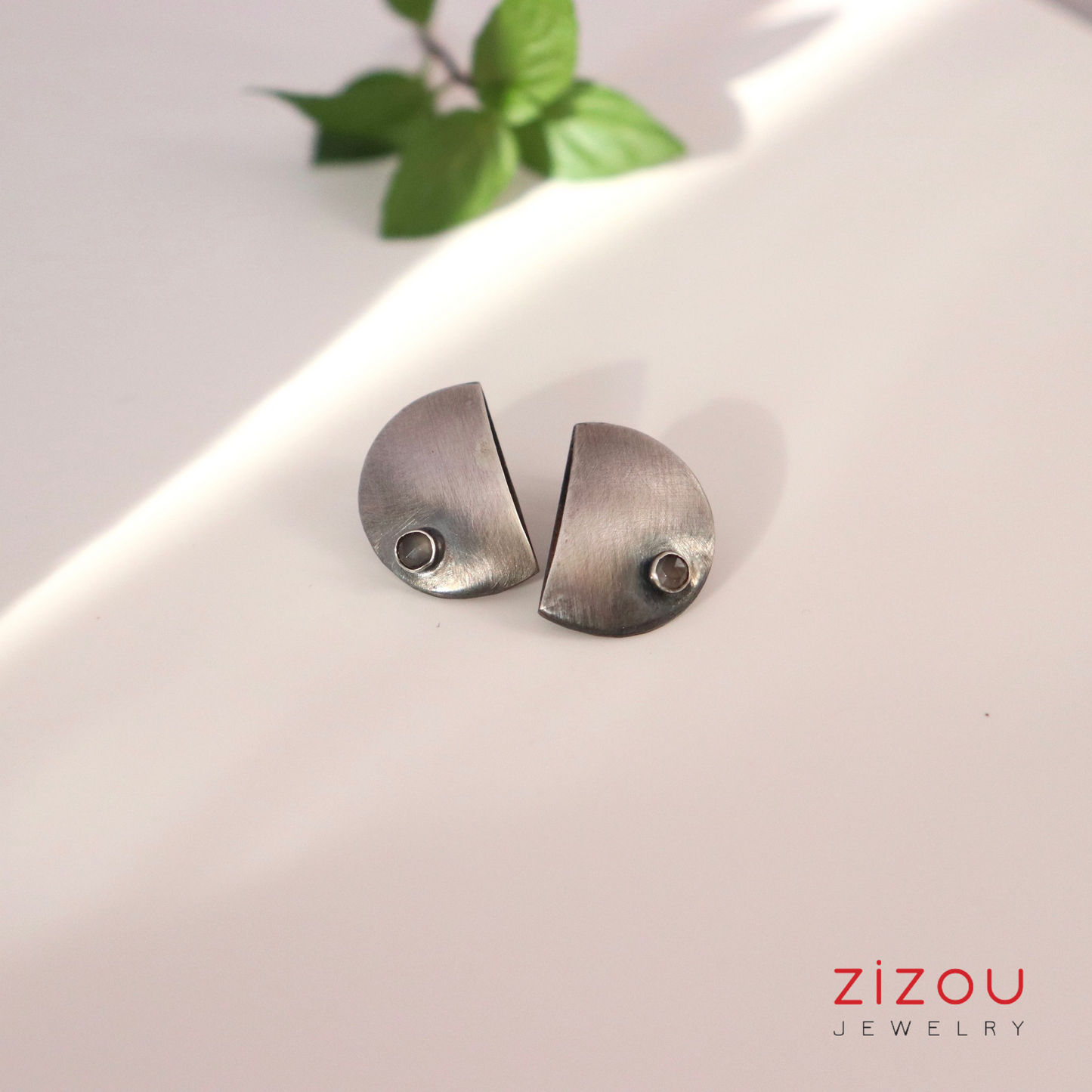 The Moon / moonstone grey / naušnice