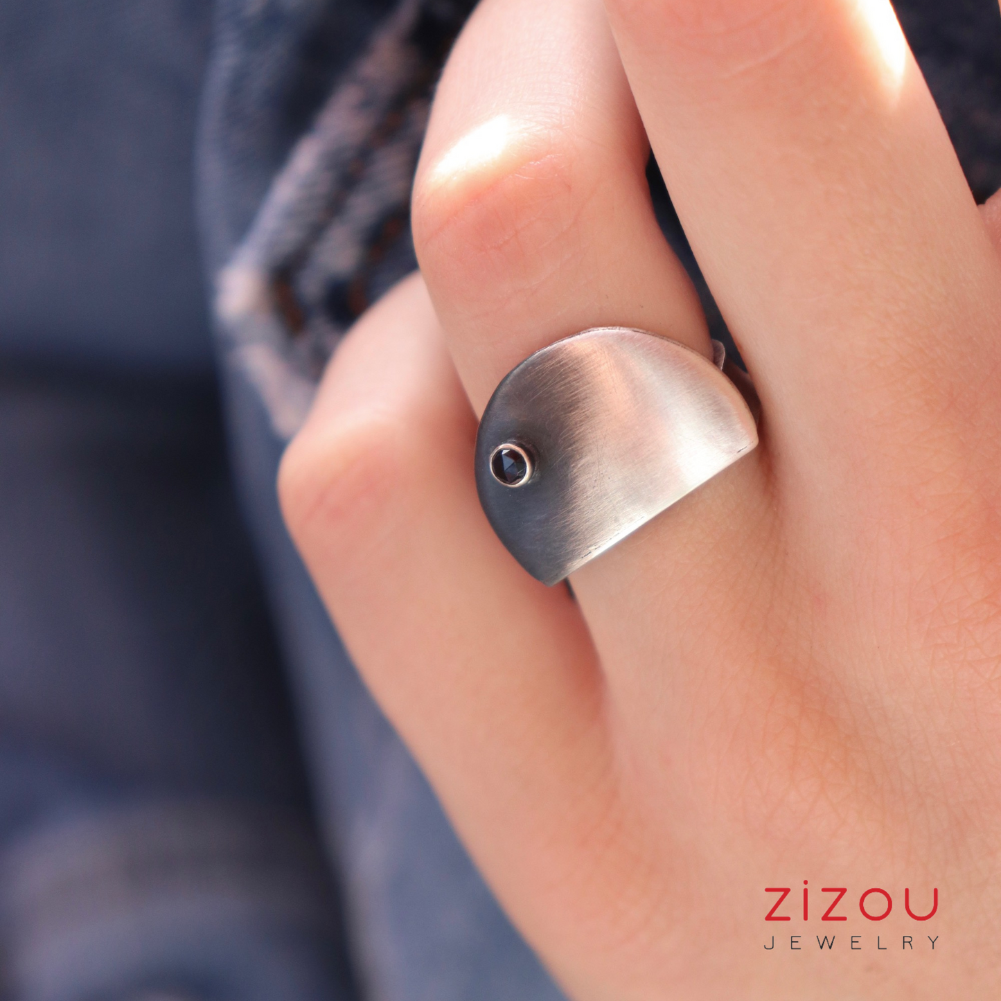 The Moon / Black spinel / prsten