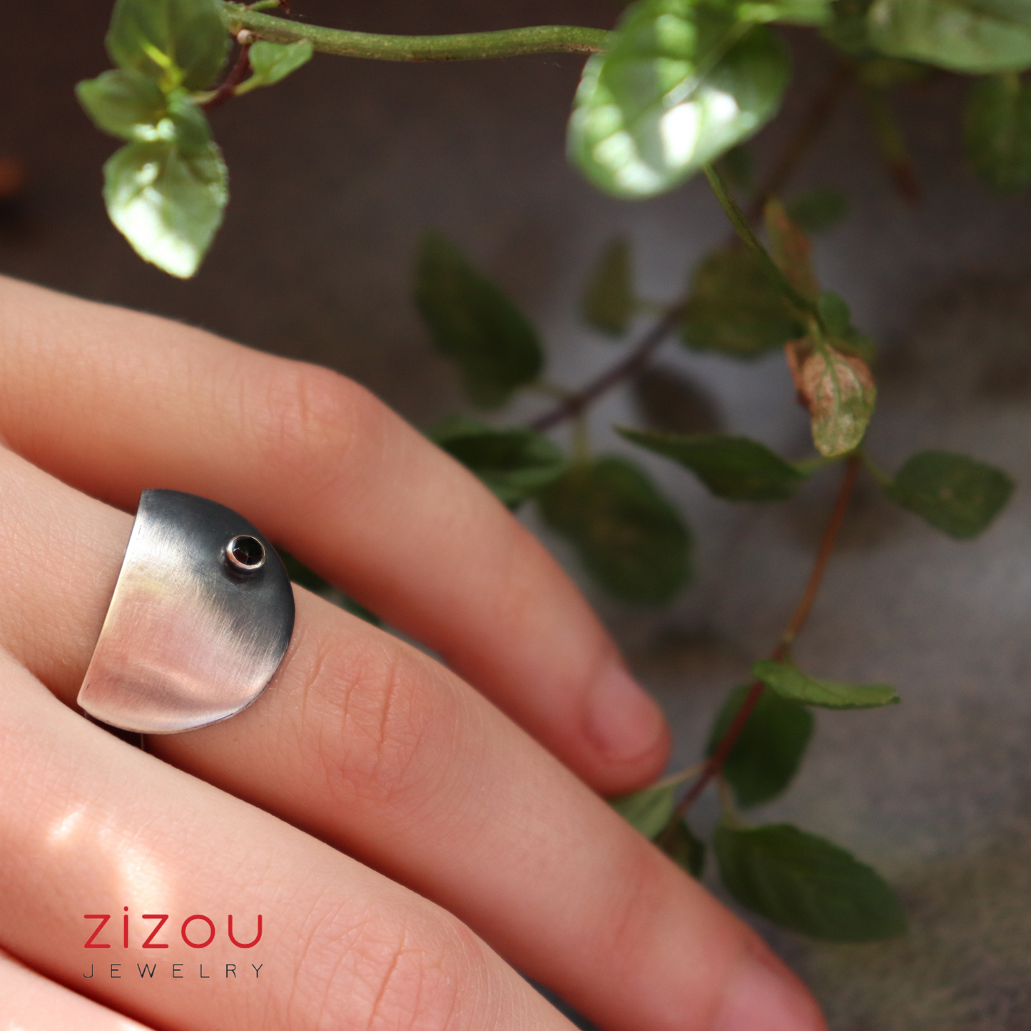 The Moon / Black spinel / prsten