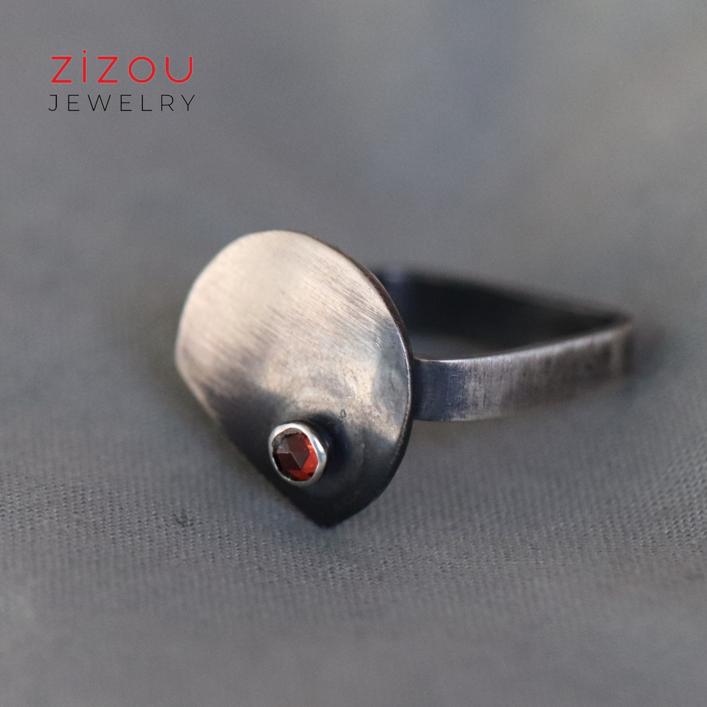 The Moon / granat / square / prsten