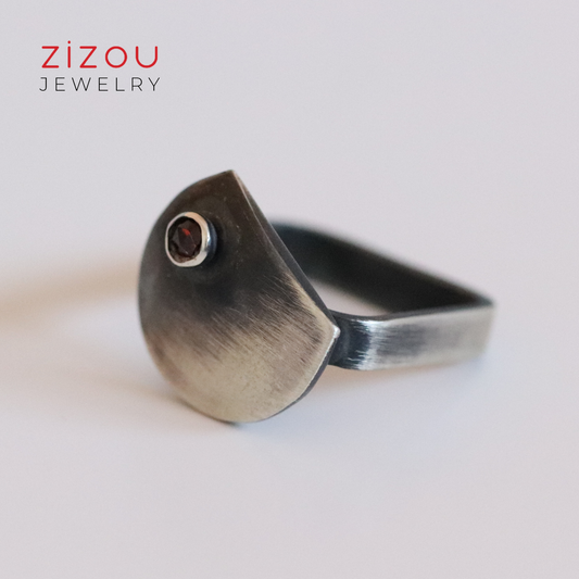 The Moon / granat / square / prsten