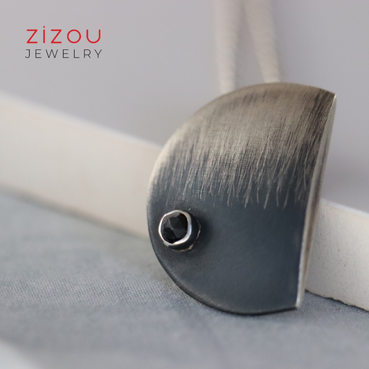 The Moon polumjesec / Black spinel / ogrlica