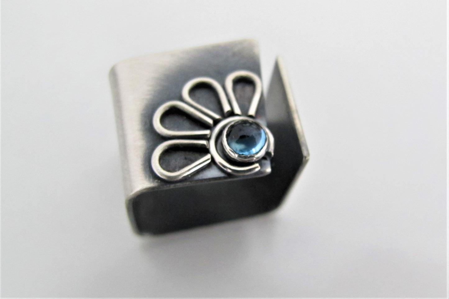 Tratinčica / topaz / square/ prsten