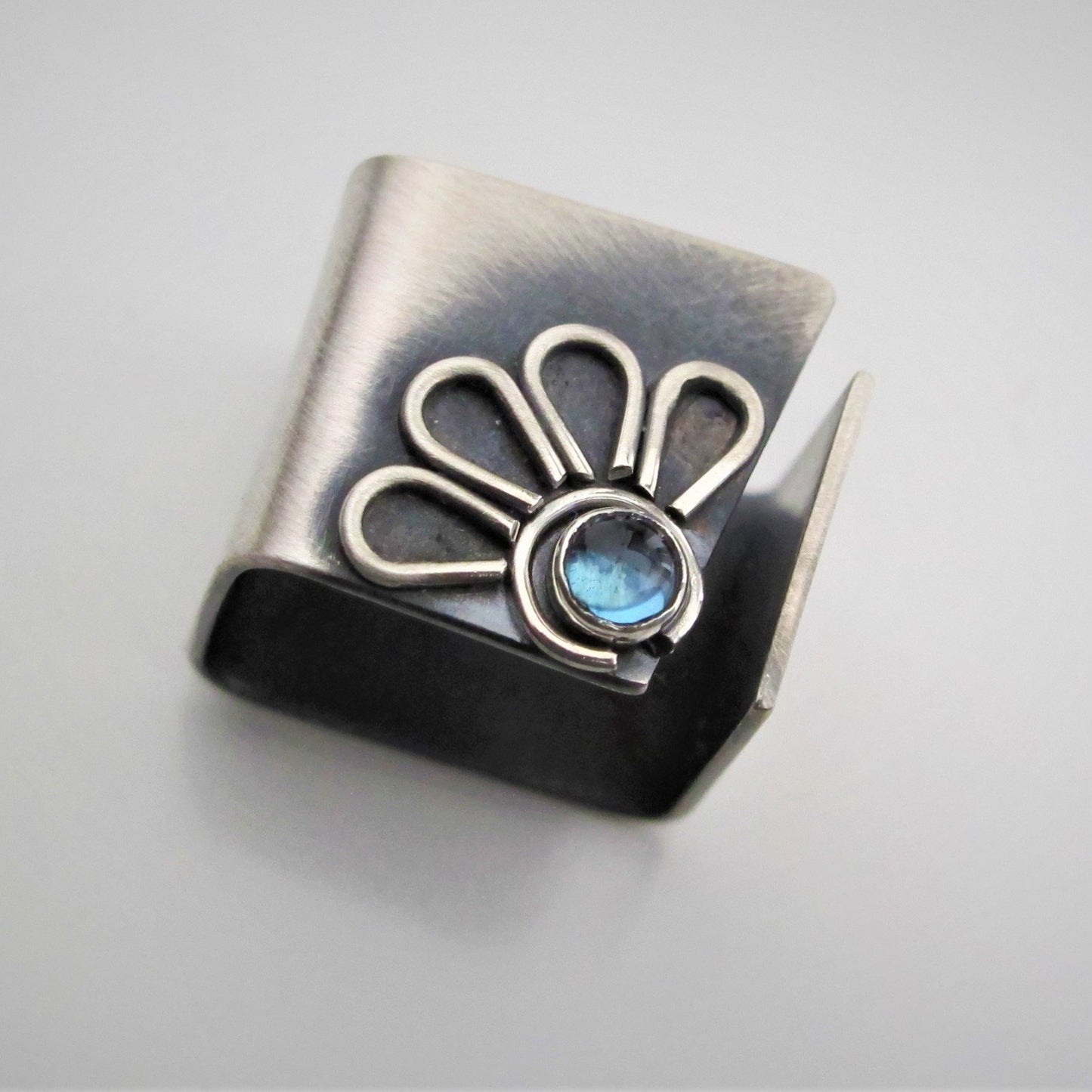 Tratinčica / topaz / square/ prsten