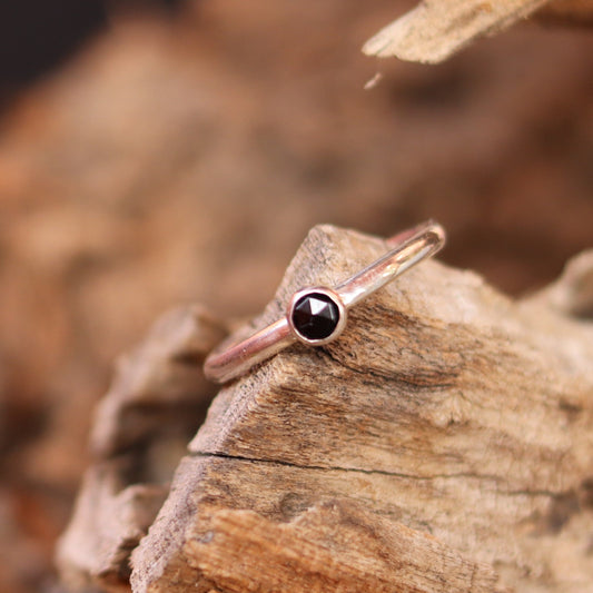 Minimal / spinel / round / prsten
