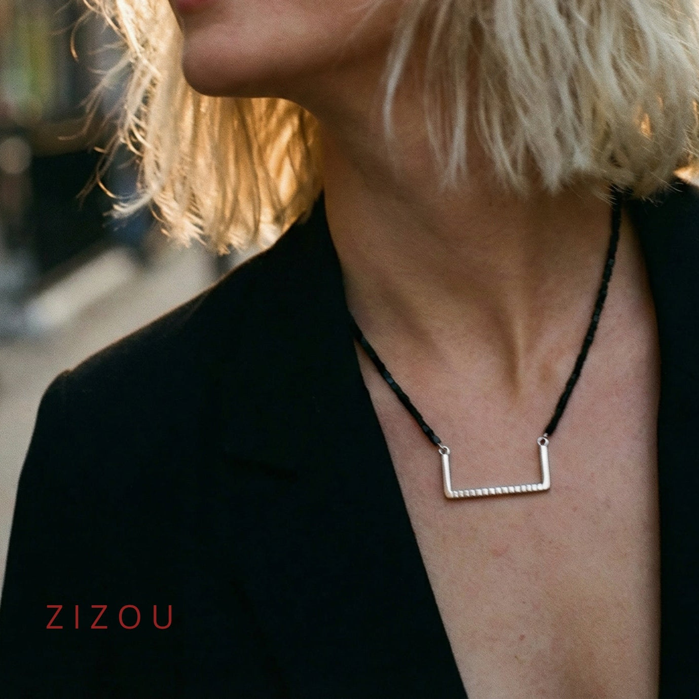 What  are we keeping in Line / ogrlica / Between the lines