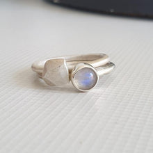 Carica l&#39;immagine nel visualizzatore di Gallery, Two silver rings on a textured white surface