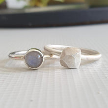 Carica l&#39;immagine nel visualizzatore di Gallery, Two silver rings with moonstone on a textured surface