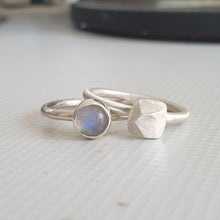 Carica l&#39;immagine nel visualizzatore di Gallery, Two silver rings with gemstones on a light gray surface moonstone