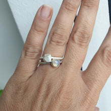 Carica l&#39;immagine nel visualizzatore di Gallery, Hand wearing a silver ring with a gemstone on a neutral background moonstone 