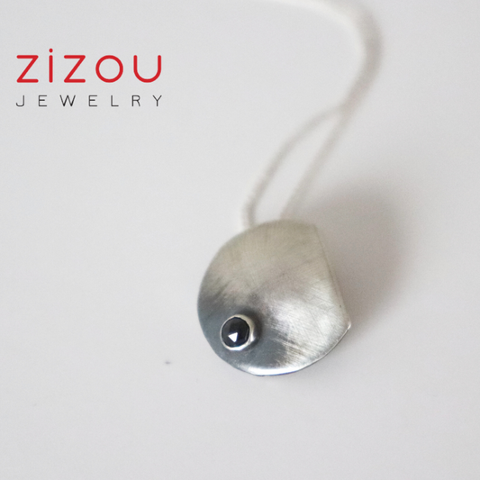 The Moon / Black spinel / ogrlica