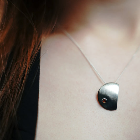 The Moon / granat / ogrlica