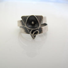 Load image into Gallery viewer, Crni cvijet trokut / prsten